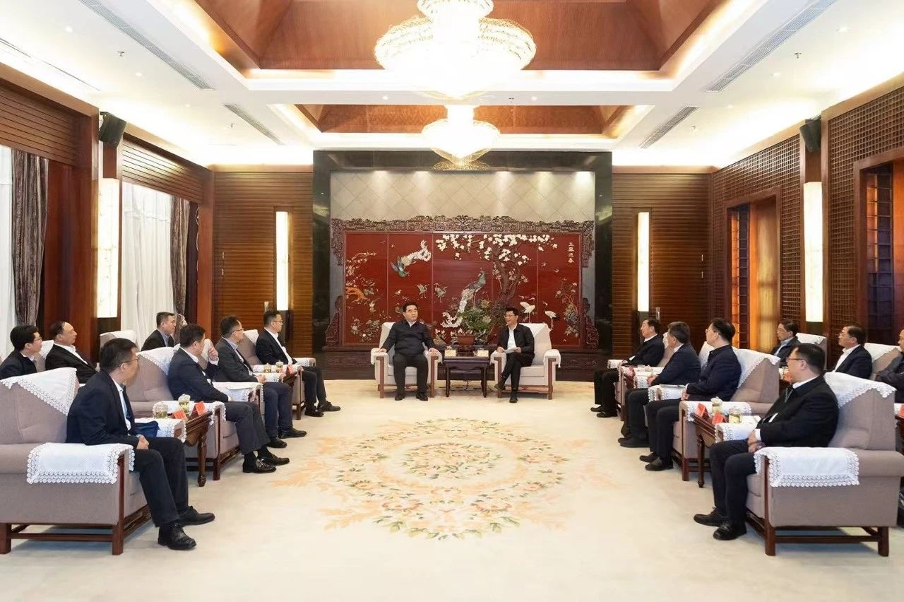滿慎剛與揚(yáng)州市委書記王進(jìn)健座談交流
